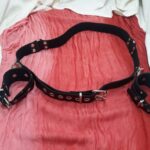 cinturón con esposas
